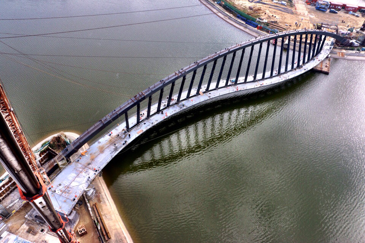 103年12月20日：完成景觀橋橋面舖設。